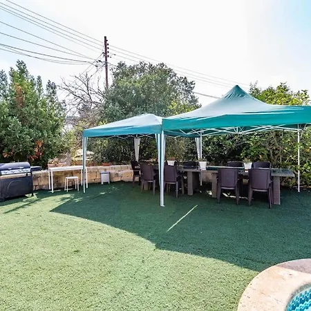 Spectacular With Pool And Tennis Court *