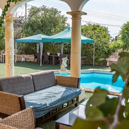 Spectacular With Pool And Tennis Court فيلة *