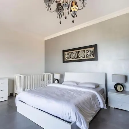 Spectacular With Pool And Tennis Court Вилла *